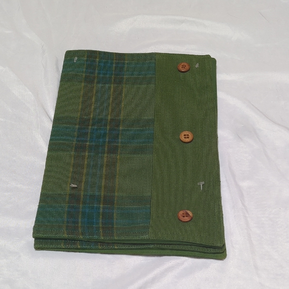 NWOT 100% Cotton Green Blue Plaid Fabric Placemats With Wood Buttons Winter SEE